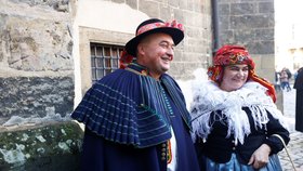 Rozloučení s Dominikem Dukou (†82): Karel a Oxana Loučkovi z Holešova se přišli rozloučit v hanáckém kroji