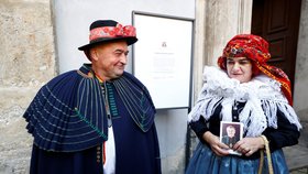 Rozloučení s Dominikem Dukou (†82): Karel a Oxana Loučkovi z Holešova se přišli rozloučit v hanáckém kroji
