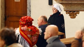 Rozloučení s Dominikem Dukou (†82): Karel a Oxana Loučkovi z Holešova se přišli rozloučit v hanáckém kroji