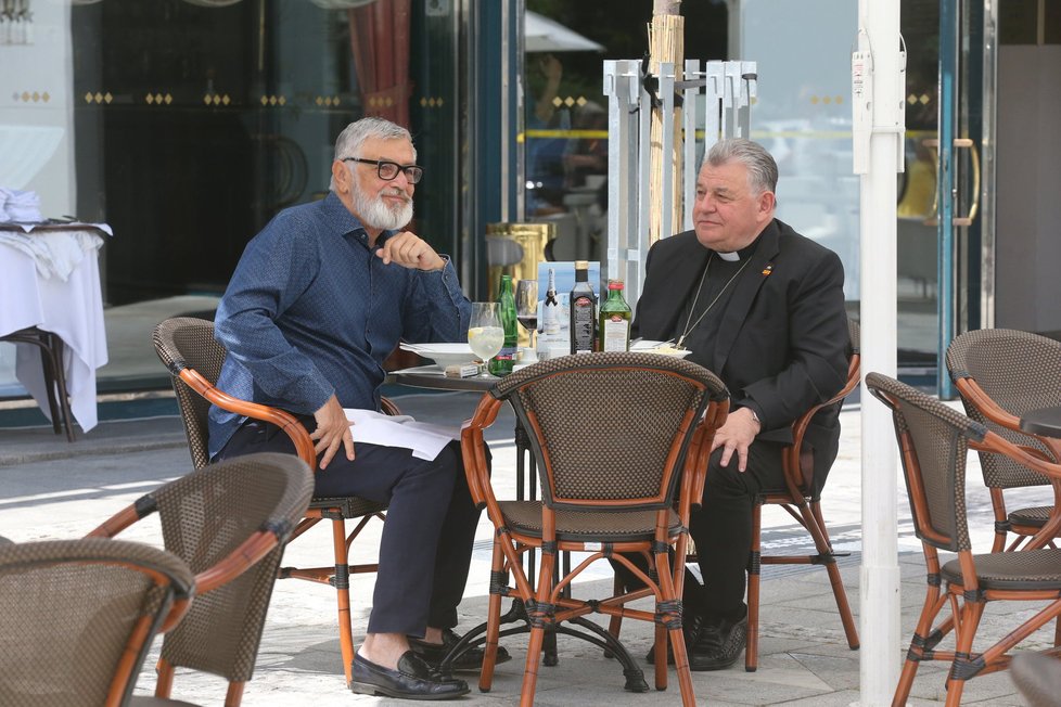 Dominik Duka a Jiří Bartoška během filmového festivalu v Karlových Varech