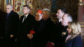 Miloš Zeman, Andrej Babiš a Dominik Duka u korunovačních klenotů