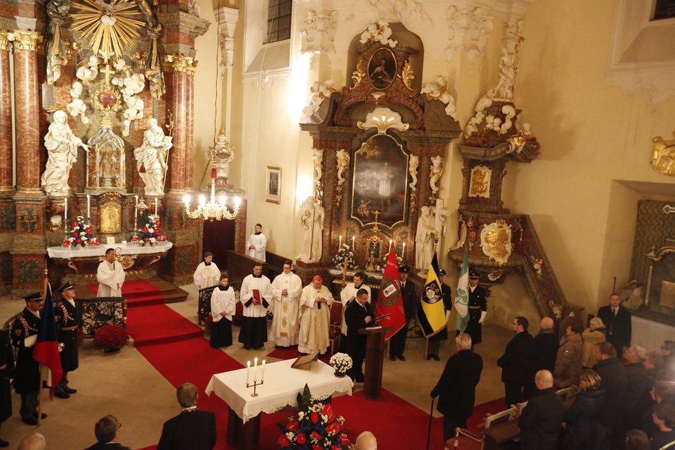 Kardinál Duka sloužil mši. Pomodlil se za prezidenta Zemana a jeho zdraví, ale i za oběti teroru v Paříži a Mali.