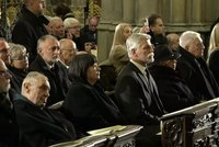 VIDEO: Pavel v první řadě, Klausův emotivní projev i cesta Dukovy (†82) rakve do hrobky