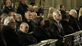 VIDEO: Pavel v první řadě, Klausův emotivní projev i cesta Dukovy (†82) rakve do hrobky