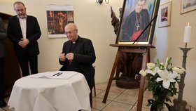 Arcibiskup pražský Jan Graubner na tiskovém briefingu k úmrtí kardinála Dominika Duky