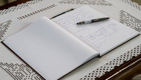 Pietní místo s kondolenční knihou k uctění památky zesnulého kardinála Dominika Duky v katedrále Svatého Ducha v Hradci Králové (4. 11. 2025).