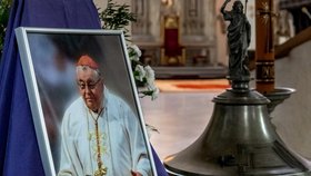 Pietní místo s kondolenční knihou k uctění památky zesnulého kardinála Dominika Duky v katedrále Svatého Ducha v Hradci Králové (4. 11. 2025).