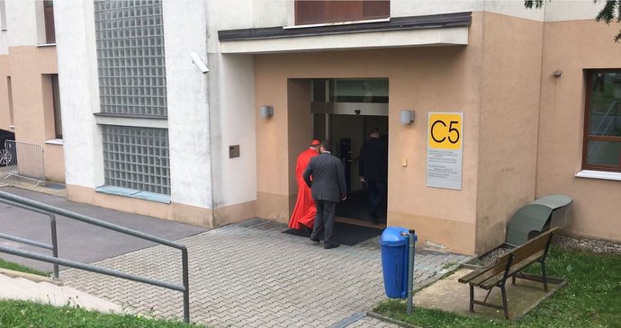 Kardinál Dominik Duka na návštěvě prezidenta Miloše Zemana v nemocnici (18.9.2021)