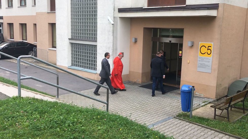 Kardinál Dominik Duka na návštěvě prezidenta Miloše Zemana v nemocnici (18. 9. 2021)