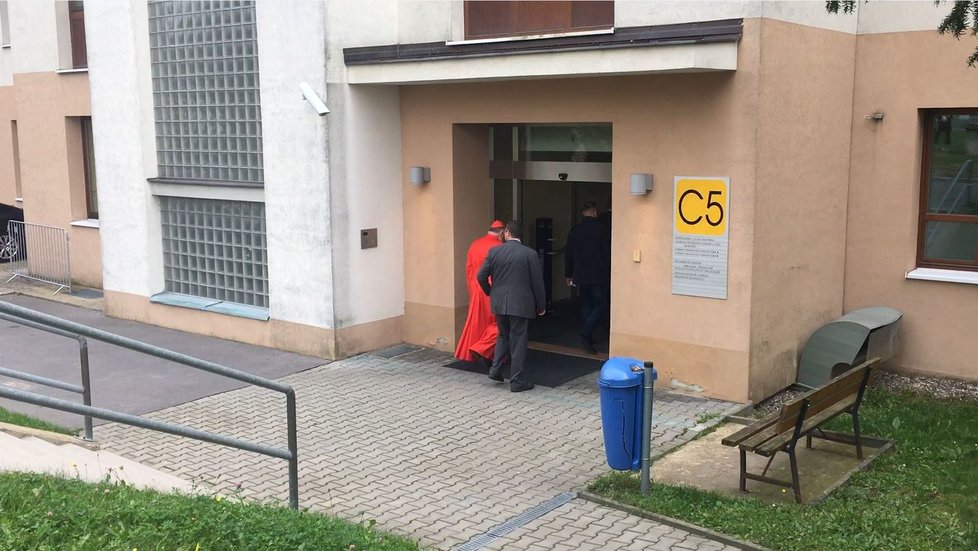 Kardinál Dominik Duka na návštěvě prezidenta Miloše Zemana v nemocnici (18. 9. 2021)