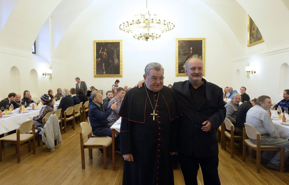 Kardinál Dominik Duka zahájil 25. prosince v pražském Arcibiskupském paláci na Hradčanech vánoční oběd pro lidi bez domova, seniory, uprchlíky, postižené a lidi na okraji společnosti.