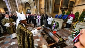 Pohřeb kardinála Dominika Duky: Papežský nuncius Okolo a spuštění rakve do hrobky (15.11.2025)