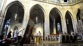 Dominik Duka během pohřbu Miloslava Vlka