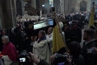 Top momenty pohřbu Duky (†82): VIP hosté, smutek Zemana i Bohdalové, rakev nesl Vondra