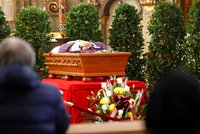 Loučení s kardinálem Dukou (†82): Jeho rakev vystavili v kostele na Hradě