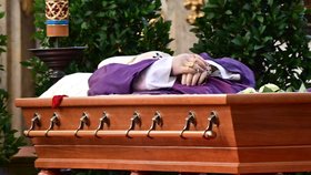 Loučení s kardinálem Dukou: Vystavená rakev v kostele Všech svatých (13.11.2025)