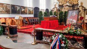 Loučení s kardinálem Dukou: Vystavená rakev v kostele Všech svatých (13.11.2025)