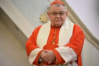 Kardinál Duka po akutní operaci: Dlouhý pobyt v nemocnici. O předávání metálů přijde