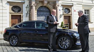 Kardinál Dominik Duka osobně žehnal autům. Jezdil darovaným superbem Kardinál Dominik Duka osobně žehnal autům. Jezdil darovaným superbem