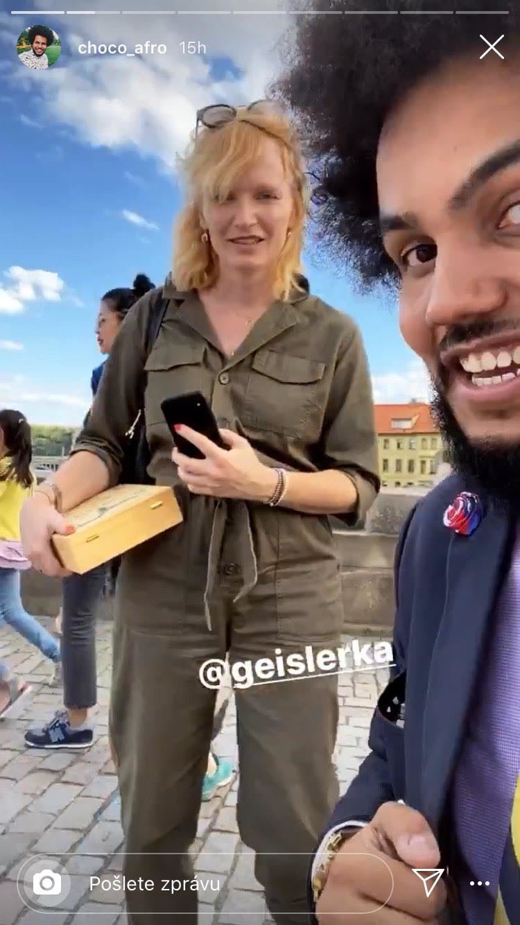 Sousedského setkání na Karlově mostě se zúčastnila i herečka Aňa Geislerová. (30. 6. 2020)