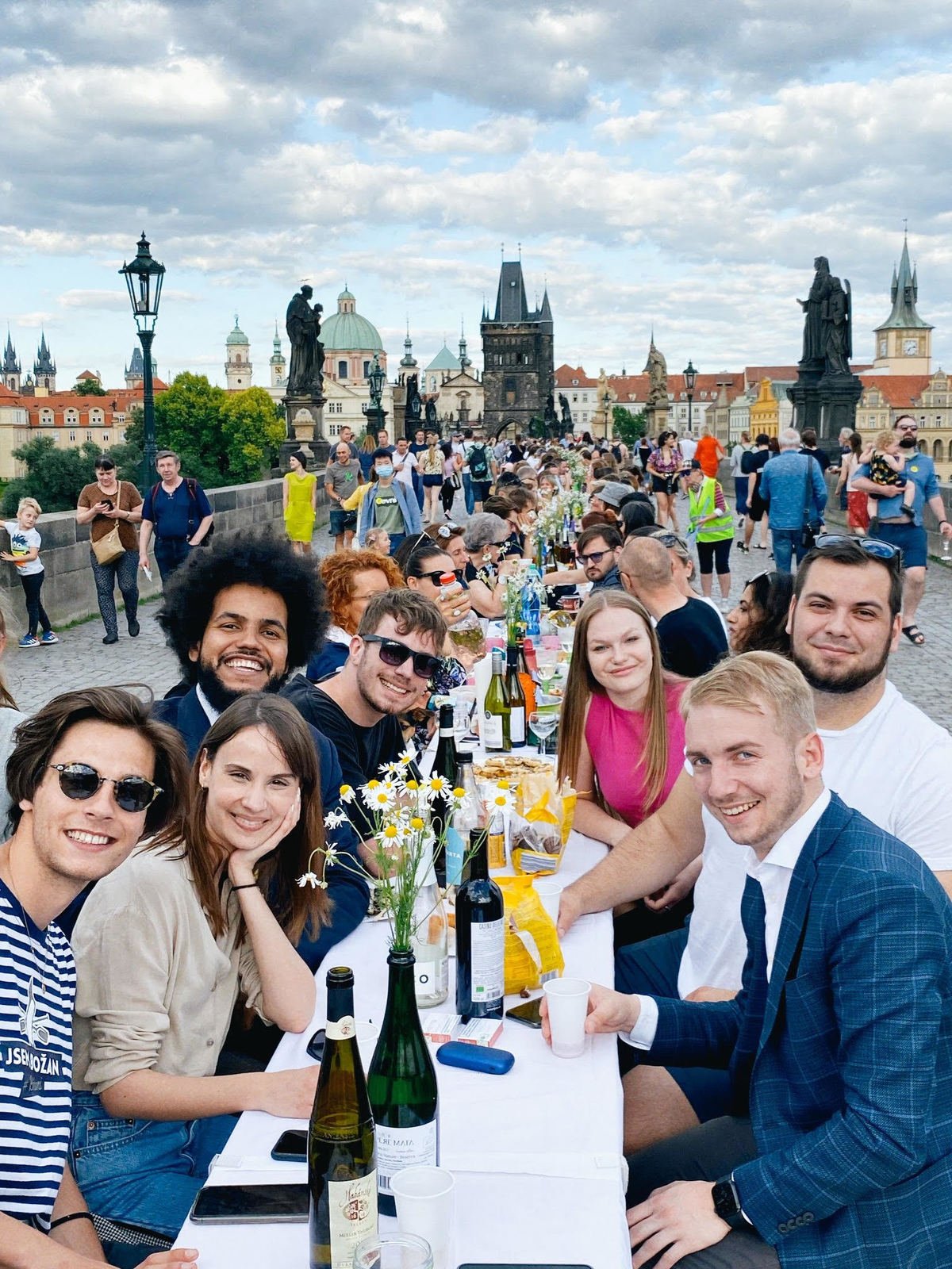 Sousedského setkání na Karlově mostě se s přáteli zúčastnil i poslanec Dominik Feri. (30. 6. 2020)