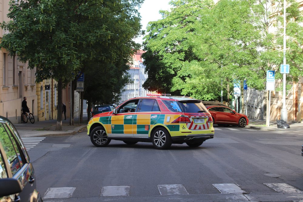 Dominik Feri se pokusil o sebevraždu. Záchranáři ho při vědomí odvezli do nemocnice. (28. května 2022)