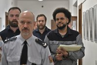 Feri u soudu taktizuje? Obžaloba tvrdí: Sundal kondom a posmíval se!