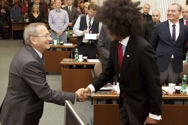 Bujné afro před maturitním plesem trochu zkrotil. Radní Dominik Feri na snímku s teplickým primátorem Kuberou