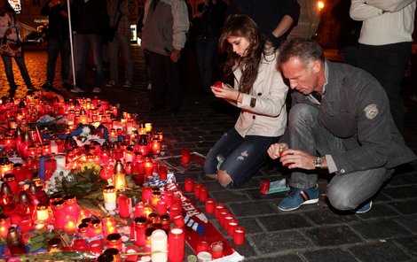 Zdrecený Dominik Hašek se svou dcerou přišli zapálit za zesnulé hokejisty na Staromák svíčku.