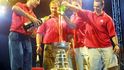 2002 - Po zisku svého prvního Stanley Cupu s Detroit Red Wing se v 37 letech rozhodl ukončit kariéru