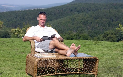 Dominik Hašek na trávníku před svým novým letním bytem. Relaxuje, nikam se nemusí honit. Ale pozor, sportovních aktivit má stále spoustu.