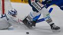 Brankář Dominik Hrachovina z Vítkovic zasahuje