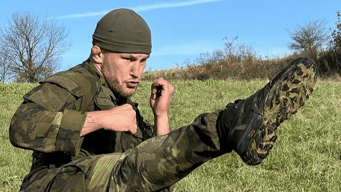 Do Oktagonu vlétl jako vichřice