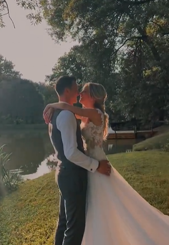 Hokejista Dominik Kubalík si vzal svou krásnou přítelkyni Kláru