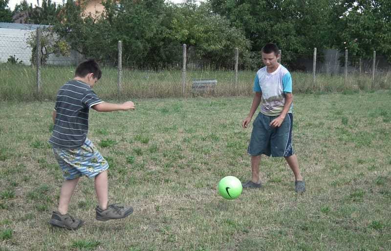 Dominik si jen tak kope s bráškou.