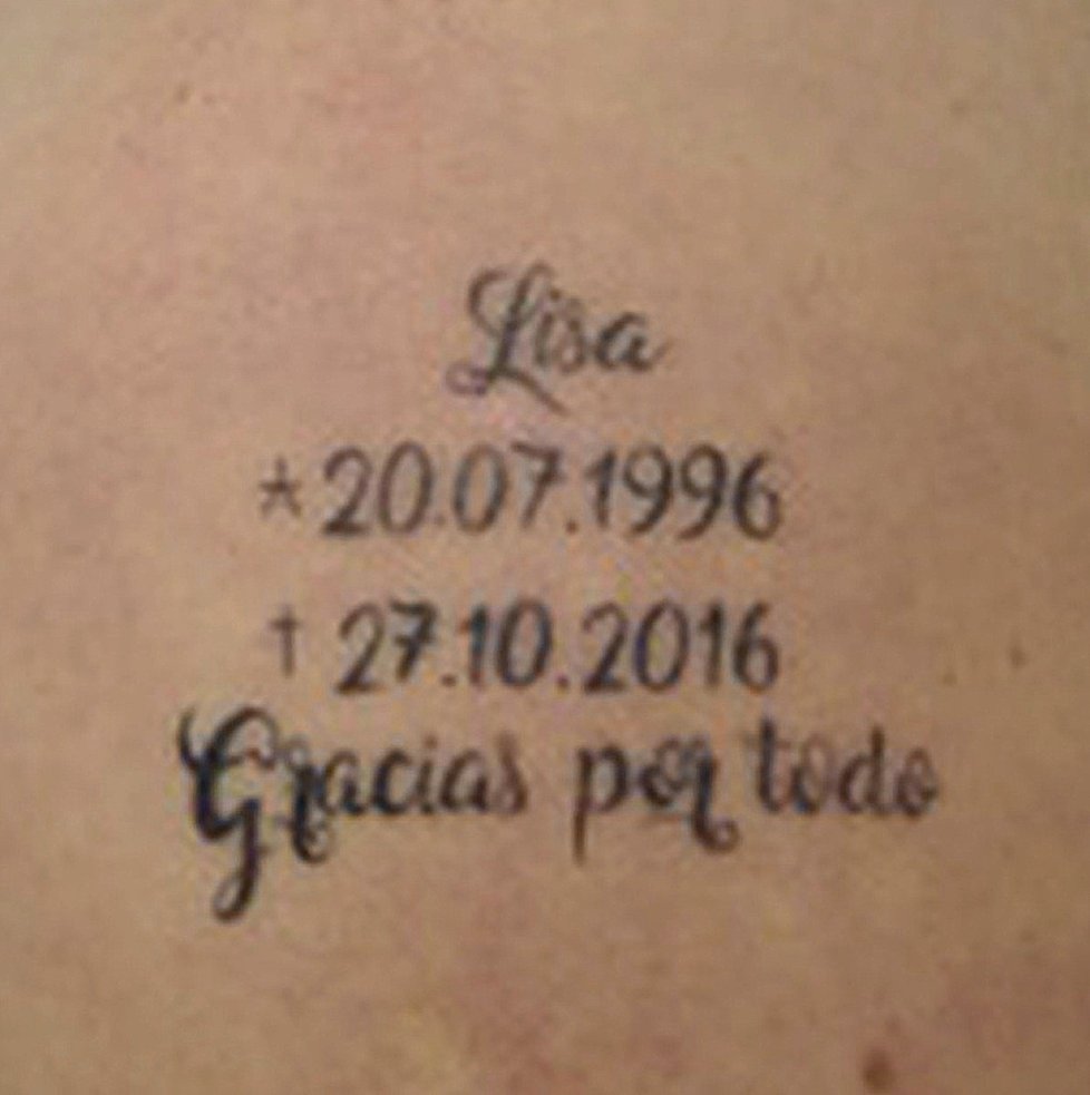 Dominik si nechal vytetovat na rameno jméno své partnerky a datum jejího narození i úmrtí.
