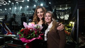 Zpěvačka s maminkou chlapce.