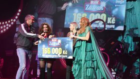 Slavnostní předání šeku před zraky tisíců lidí.