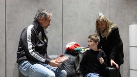 V zákulisí předal Radek Lain Dominikovi sladký dárek.