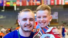 Dominik i jeho trenér Jakub Škoda měli z bronzu z mistrovství světa obrovskou radost.