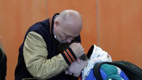 Dominik při setkání zabořil hlavu do prsou Michala Davida.