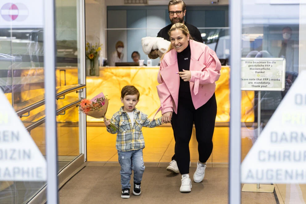 Dominika Cibulková opustila soukromou kliniku v doprovodu kompletní rodiny.