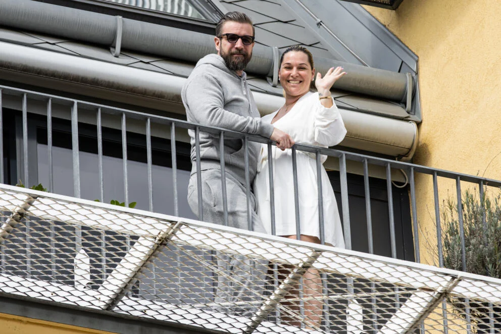 Dominika Cibulková s manželem na balkóně luxusní kliniky.