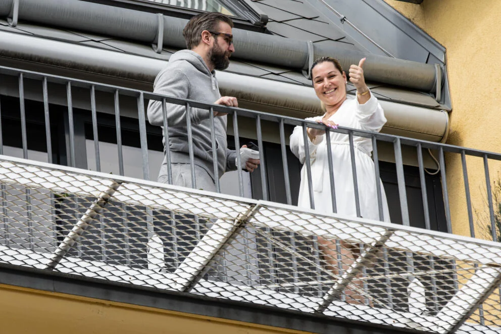 Dominika Cibulková s manželem na balkóně luxusní kliniky.