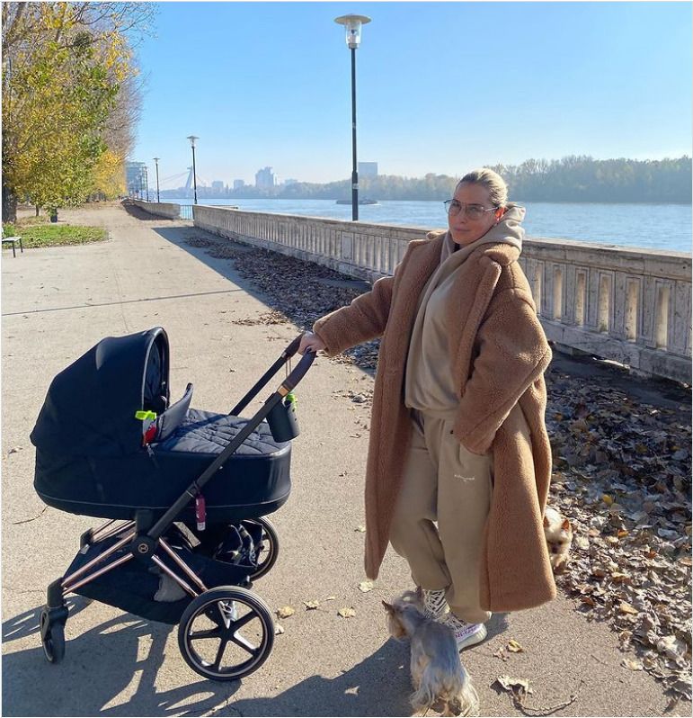 Dominika Cibulková  na procházce s kočárkem.
