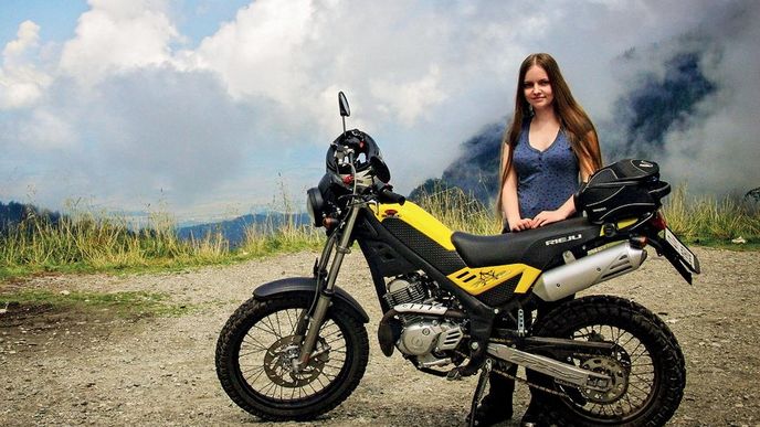 Dominika Gawliczková se svým motocyklem Yamaha Tricker