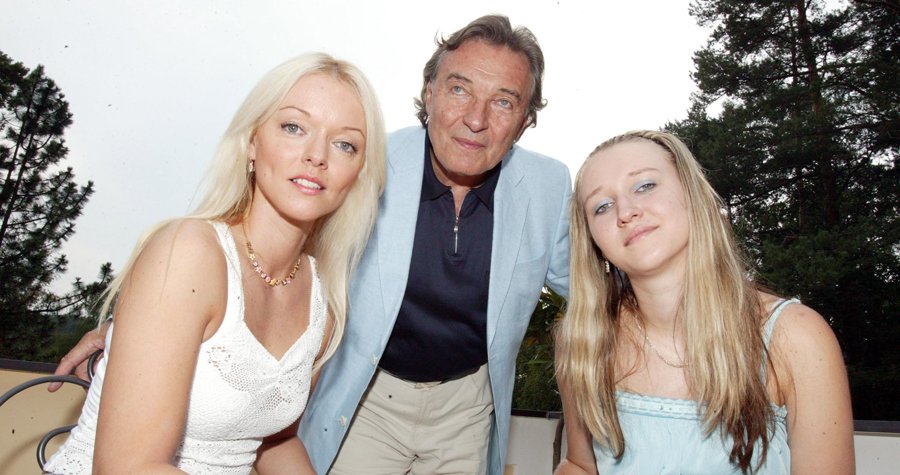 Karel se svými dcerami.
