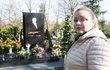 Dominika Gottová u hrobu otce Karla Gotta.