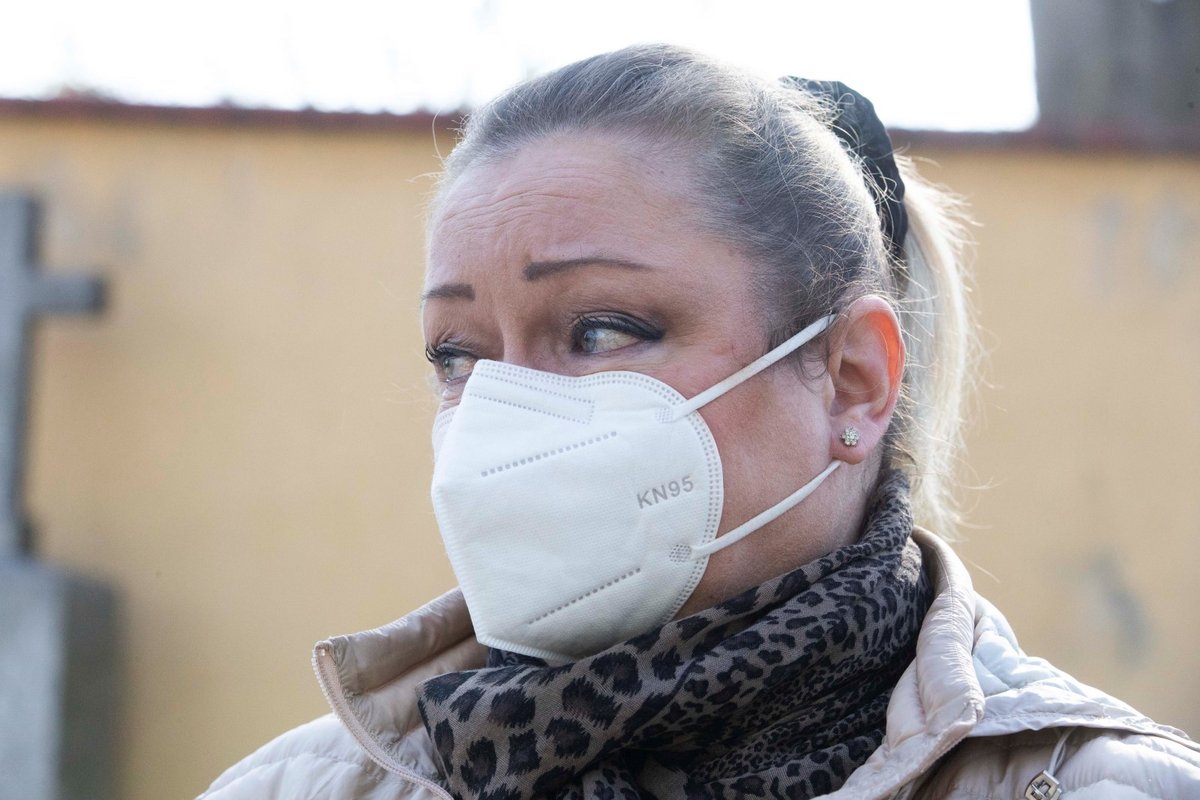 23. 4. 2021, 16:20 h, Praha-Malvazinky: Dominika Gottová u hrobu otce Karla Gotta před návratem do Finska