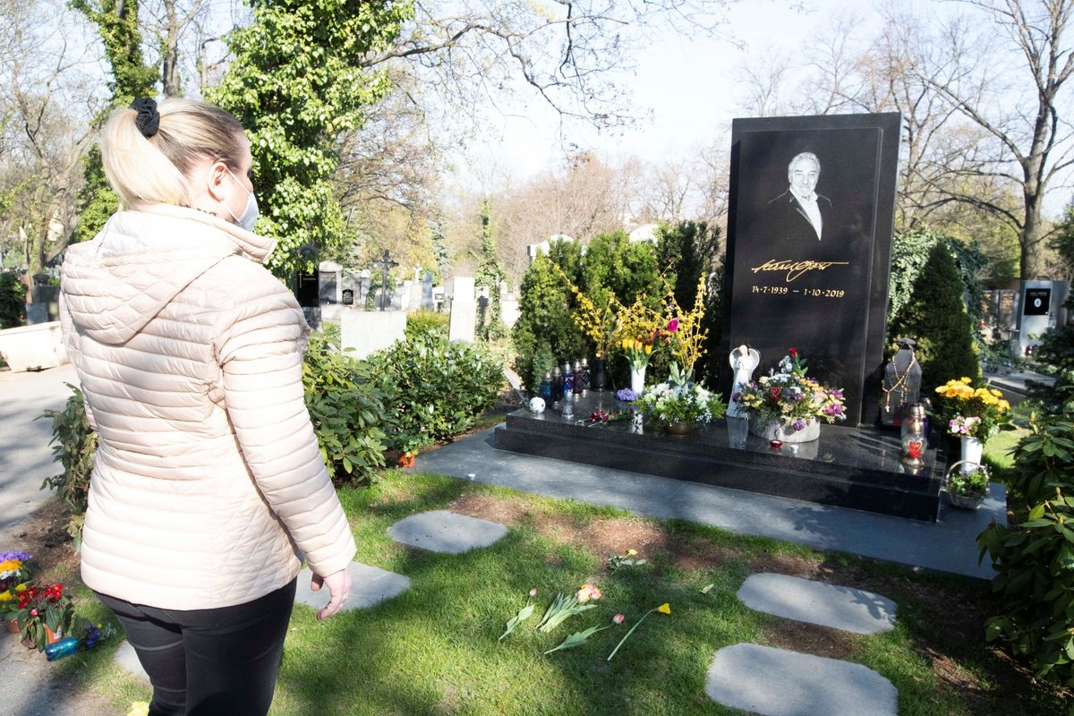 23. 4. 2021, 16:20 h, Praha-Malvazinky: Dominika Gottová u hrobu otce Karla Gotta před návratem do Finska